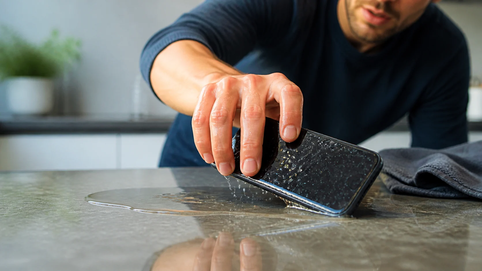 Celular caiu na água: o que fazer e o que evitar